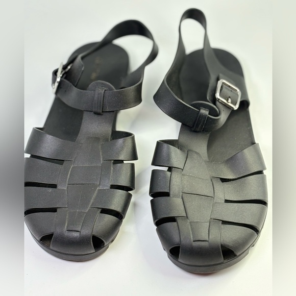 Old Navy Black Flat Fisherman Closed-Toe Adjustable Sandals - Picture 1 of 7